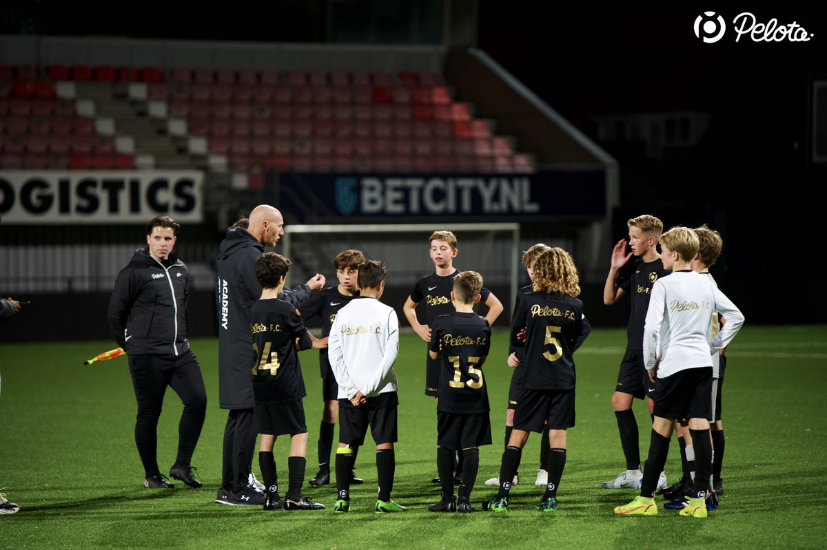 Pelota_Academy's tweet image. Mooie en leerzame avond uit bij Helmond Sport. Techniek, grinta en goals!  pelota.nl/op-bezoek-bij-… | #talentontwikkeling #helmondsport #grinta