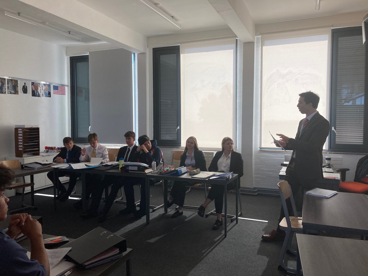 PangbourneColl's tweet photo. It's debate time for our #PangCollPolitics students!๐ฌ
#PangCollLower6th pupils have been debating whether the US constitution is too hard to amend. #PangCollMoralCourage https://t.co/SxV6VKo91x