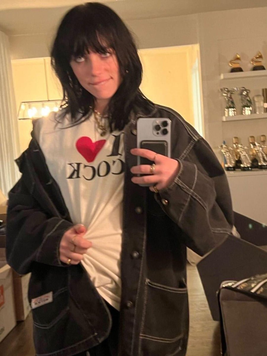 بيلي آيليش تثير الجدل بارتدائها تيشيرت "أحب الطبخ"  في آخر تحديث