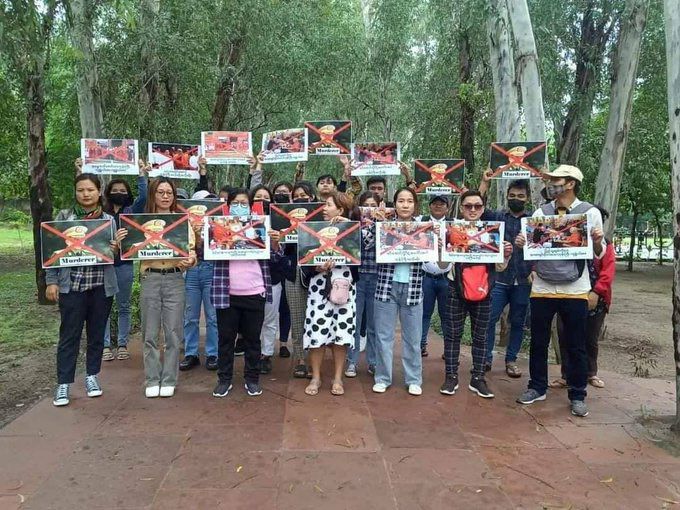 NantEiThandar's tweet photo. Democracy activists staged a protest outside the Myanmar Embassy in India against Sitagu Sayadaw, the high profile pro-democracy-junta monk on Monday.   #2022Oct11Coup #LegalizationOfNUG #WhatsHappeningInMyanmar https://t.co/tlNSCS2isG
