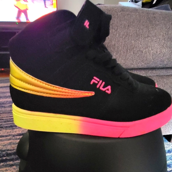joanna22va's tweet photo. So good I had to share! Check out all the items I'm loving on @Poshmarkapp from @mccarthycb7044 #poshmark #fashion #style #shopmycloset #simplynoelle #lulub #fila: https://t.co/WquxzYAucR https://t.co/LytPNuEa8Z