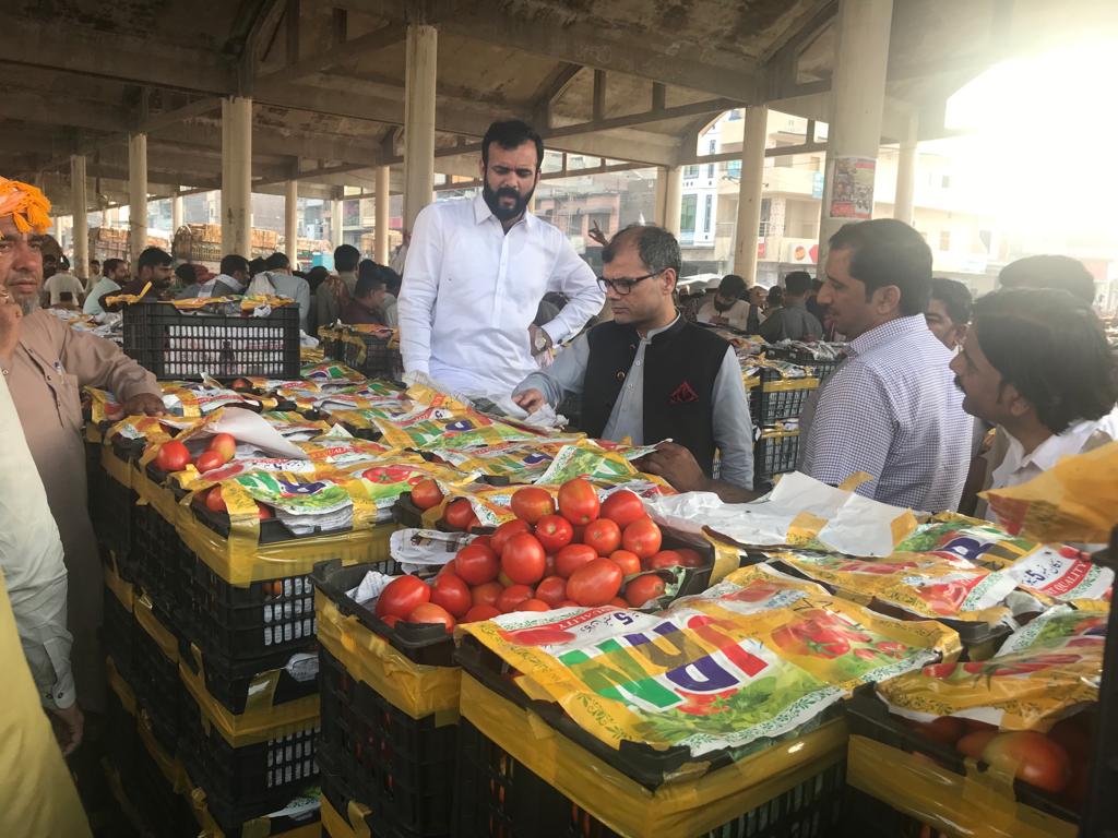 DCGRW's tweet photo. ADC General Shabeer Hussain Butt visited F&amp;V market to monitor auction proceedings. He was briefed that supplies of tomato have improved a lot which shall bring rates down. 

#pricesControl 
#Gujranwala 

@CMPunjabPK 
@CS_Punjab 
@ICIDPunjab 
@CommissionerGu3 https://t.co/69gN83OxSq