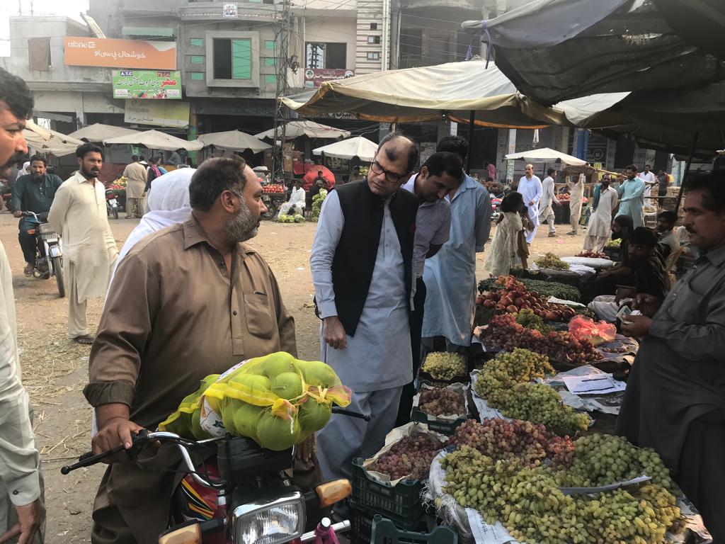 DCGRW's tweet photo. ADC General Shabeer Hussain Butt visited F&amp;V market to monitor auction proceedings. He was briefed that supplies of tomato have improved a lot which shall bring rates down. 

#pricesControl 
#Gujranwala 

@CMPunjabPK 
@CS_Punjab 
@ICIDPunjab 
@CommissionerGu3 https://t.co/69gN83OxSq