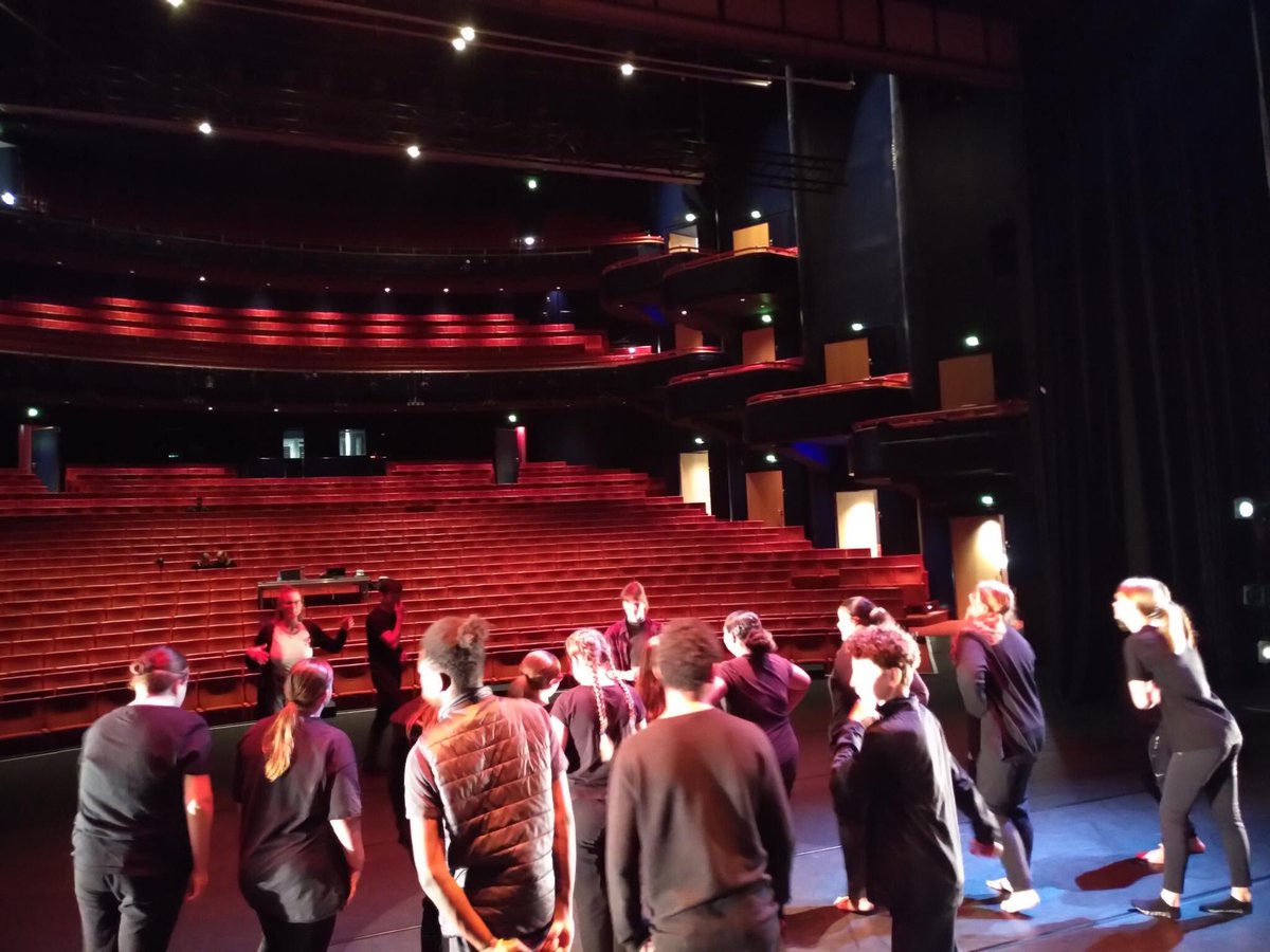 NOGezwitscher's tweet photo. Die Nervosität steigt. Generalprobe im Metropolotheater #Bremen. #DancingForTrust heute Abend mit der OS Findorff, dem Alexander-von-Humboldt-Gymnasium, der @OSanderEgge, und dem SZ Carl-von-Ossietzky! #hbedu https://t.co/bGSzR5lRzX