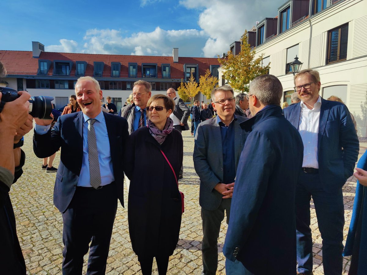 RubeltLh's tweet photo. Grundsteinlegung für die 1. Bauphase des #Kreativ Quartiers in zentraler Lage zwischen Plantage und Neuem Markt. Die Potsdamer #Mitte wird so städtebaulich ergänzt, durch Nutzungsvielfalt wirkungsvoll belebt und mit dem geforderten #Mobilitätskonzept #autoarm entwickelt. https://t.co/9BzVzd9G0G
