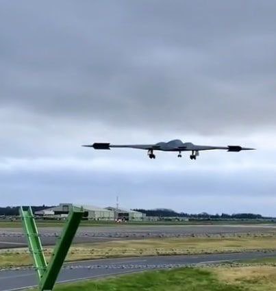 fGr6JW3waJ1FKMN's tweet photo. ❗
历史上第一次美国B-2轰炸机抵达波兰

诺斯罗普 B-2 Spirit 是美国重型隐形战略轰炸机。 这架飞机可以携带16枚带有核弹头的巡航导弹。 战斗载荷高达 27,000 公斤。 https://t.co/7aEevgGH5O