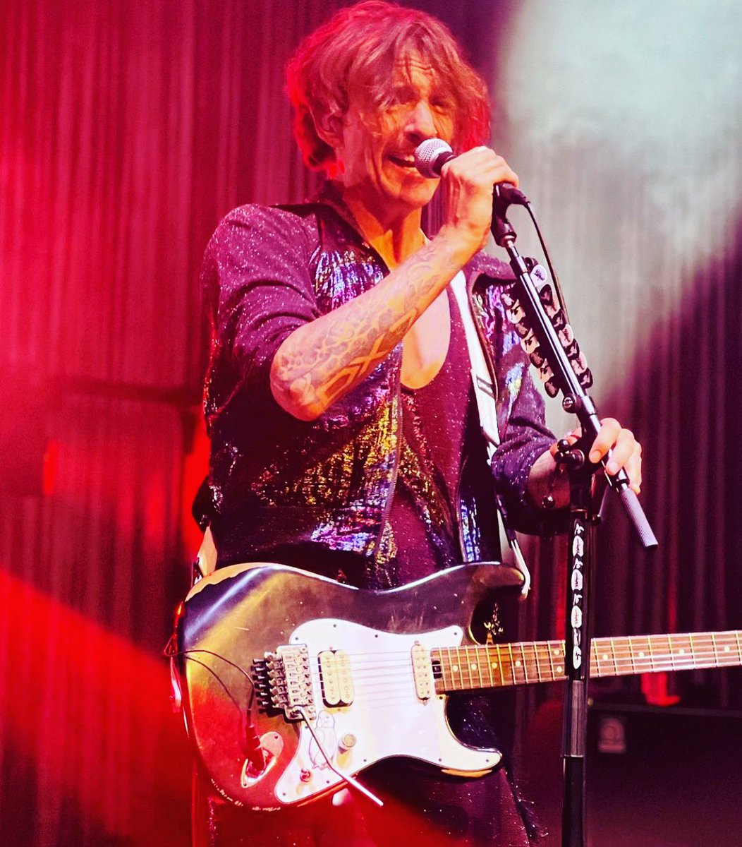 thedarkness's tweet photo. We’ve just come off stage at Melbourne and wow, what a night to start off the tour!! You guys were incredible. See you again tomorrow night for round two! And yes that is not Les Paul. 
https://t.co/IjzBMsmcPw https://t.co/ahKk2ZYPeW