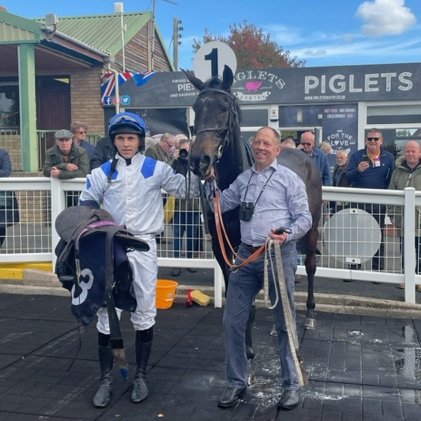 HerefordRaces's tweet photo. RACE 1 RESULT – The Tarmac &amp; MS Shaw Groundworks Novices' Chase 

🥇 Big Difference
🥈 Dazzling Glory
🥉 Taste The Fear

Jockey: @harryreed8 

Owner/Trainer: The multitasking Tim Reed! https://t.co/a6tWxeY4IV