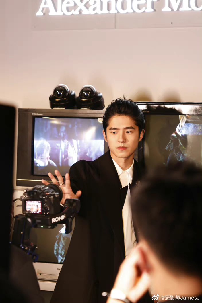 liuhaoran_intl's tweet photo. 221011 Haoran at an Alexander McQueen event in Shanghai 

Cr: 摄影师JamesJ 

#liuhaoran #刘昊然 https://t.co/Ju1fiVhCIF