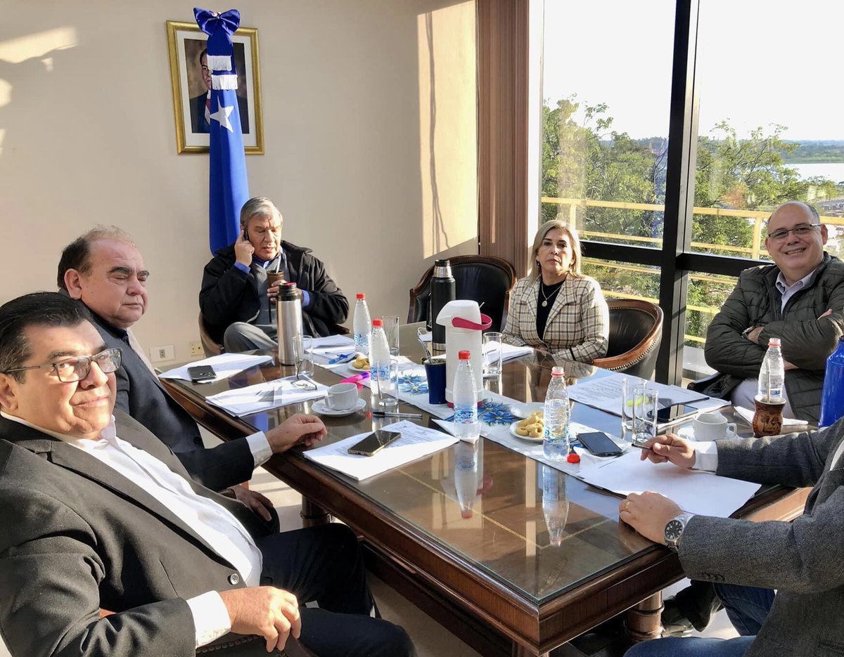 bancada_c's tweet photo. 👥🔵 La Bancada “C” del Partido Liberal Radical Auténtico (PLRA), encabezada por el Líder de Bancada, senador @PakoLedesma, se reunió esta mañana, con el propósito de dar análisis al orden del día de la sesión ordinaria de este jueves 13 de octubre. https://t.co/h5rIC0IRyB