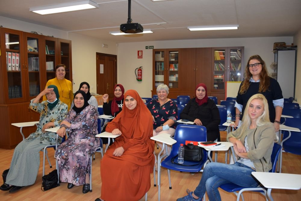 caritas_zamora's tweet photo. El programa de Inmigrantes de @caritas_zamora da comienzo a sus clases de Lengua y Cultura Española. Este curso está divido en dos turnos, nivel básico y nivel avanzado. Gracias a todos los participantes y a las profesoras voluntarias que lo hacen posible.
#ProgramadeInmigrantes https://t.co/Xl8K41CKGI