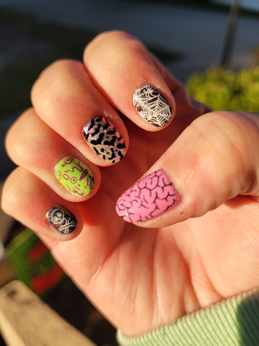 misslaser230's tweet photo. #Halloween #nailart 👻🦇☠️❤️ Base colors: #holotaco what do you pink, heavy metal mix-tape, got cake, here for the payday, and existential crisis. Stamping done with maniology plate M032, straight up black, bam white; @holotaco polishes left on red, work bestie. https://t.co/KLnSyFVCBq