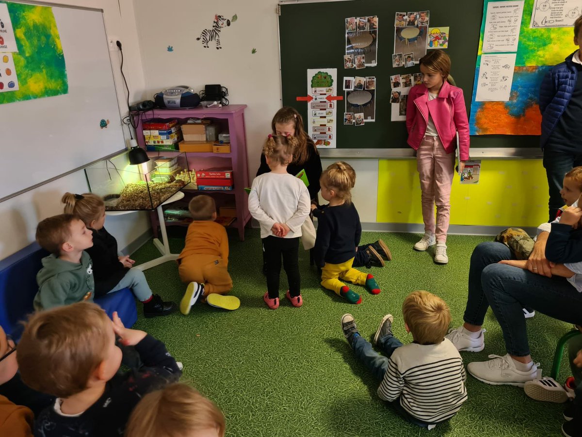 HeryYohann's tweet image. Dans le cadre de notre projet @CardieAmiens 2022-23, ce matin, les CM sont allés lire 2 albums aux élèves de la maternelle. En préparant leur lecture, les grands ont pu travailler leur #fluence : #decodage et mettre le ton. Hâte de recevoir le matériel pour la suite du projet !