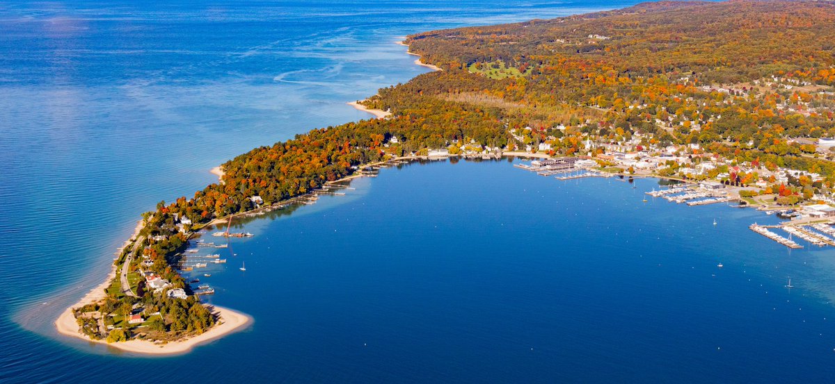 Harbor Springs in fall color🍁
#photo by Charlie MacInnis 
#harborspringsmi #harborlightnewspaper #seasonalcolor #lovewhereyoulive