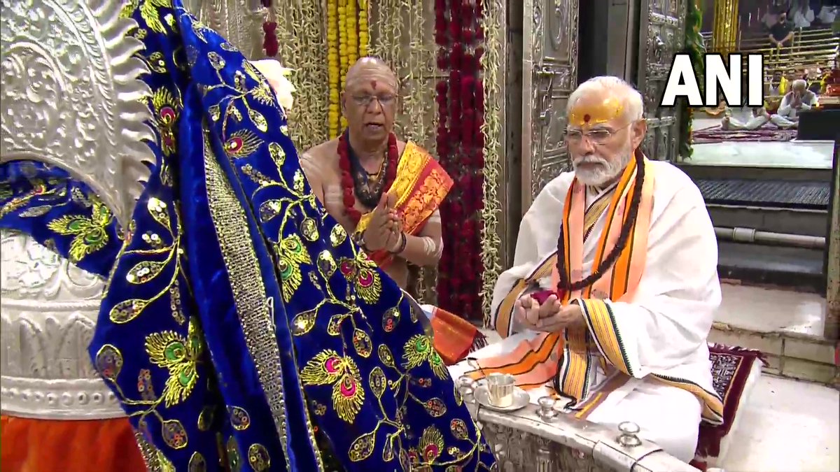 ANI's tweet photo. Prime Minister Narendra Modi offers prayers at Ujjain's Mahakal temple in Madhya Pradesh. https://t.co/1C2z5D1HBJ