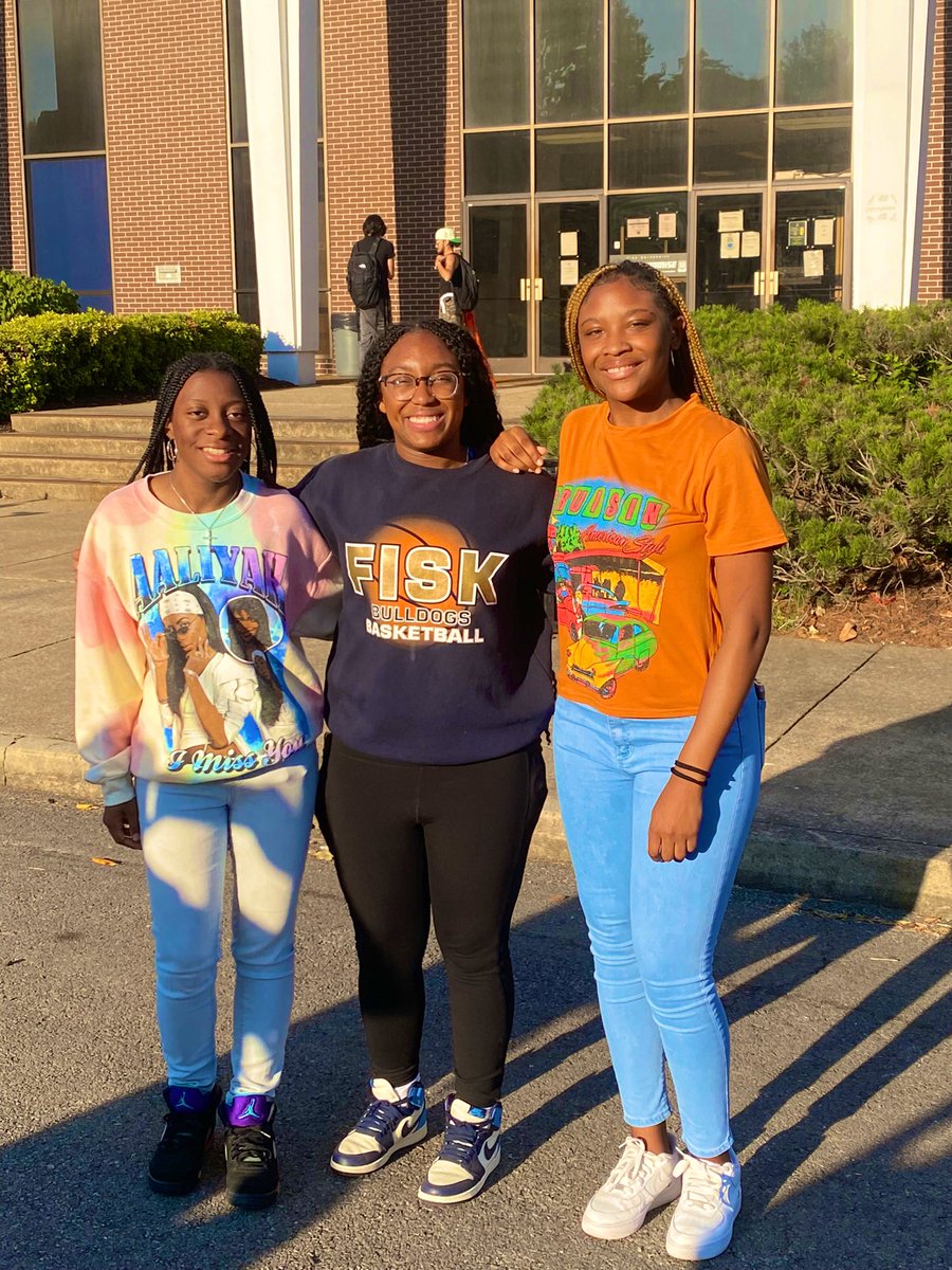 Thank you Coach <a href="/crawford3vicki/">Victoria Crawford</a> for the invite and opportunity to learn more about your program! It was great meeting staff and players. 

#FiskUniversity <a href="/FiskWBB/">FiskWBB</a> #gobulldogs