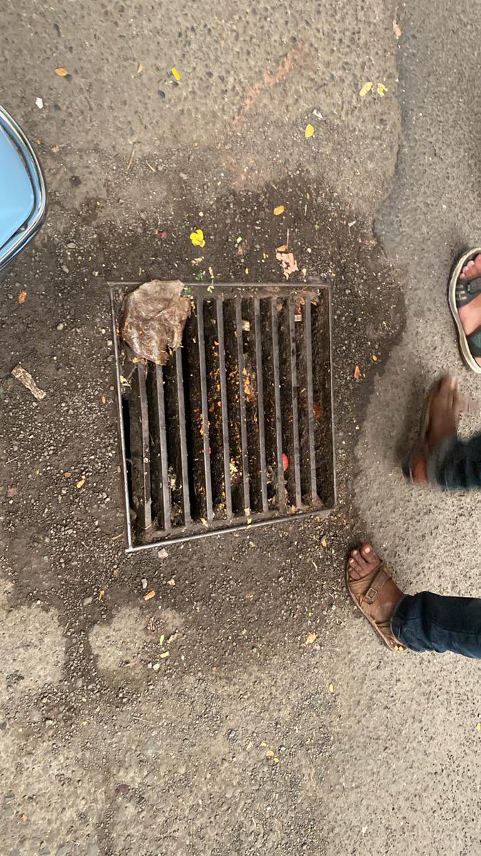 Andreak104's tweet photo. @mybmc @bmcmumbai @mybmcWardGN 
CHITRAKOOT APT,AGAR bazar Dadar West. A sincere request to caution all Hawkers to not throw oil&amp;waste outside out bldg gutter, it clogs &amp; water stagnates outside our bldg causing flooding. https://t.co/vFz36DZAL0