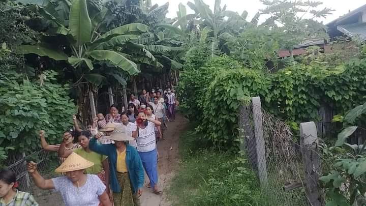 AlexMyanmar13's tweet photo. The protesters of Shwe Yae Kyi strike in Yinmarbin township held their regular anti-regime demonstration on the evening of October 11.

#LegalizationOfNUG
#2022Oct11Coup
#WhatsHappeninglnMyanmar https://t.co/zXEVz3OO1s