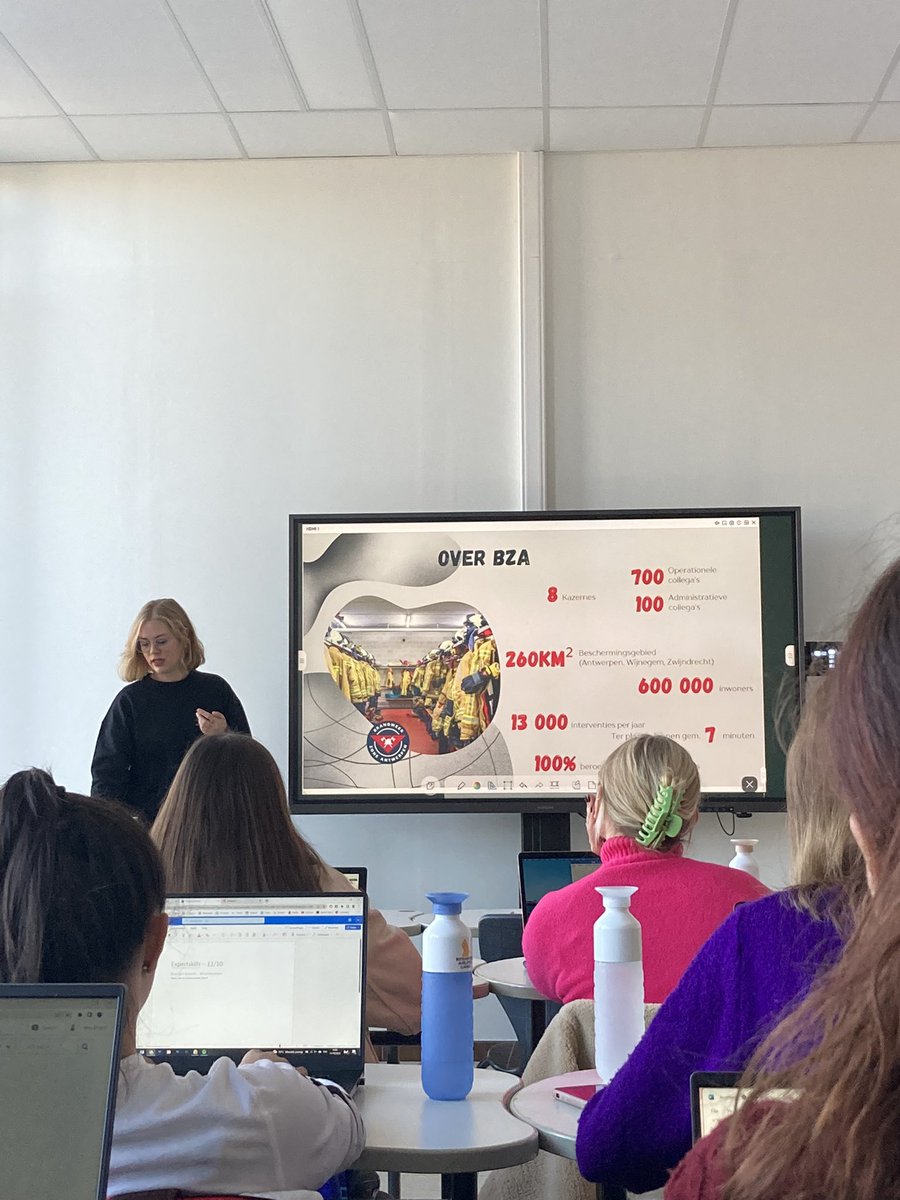 marieedc's tweet photo. Woordvoeren voor toekomstige woordvoerders 🤩 Vandaag gaf ik een #expertclass aan derdejaars PR en woordvoering van @ThomasMoreBE over hoe wij bij @BZAntwerpen (crisis)communiceren. Heel fijn om hen  zo te laten proeven van de mooiste job in de wereld 🫶🏼 #discipline5 https://t.co/bmp114UUjz