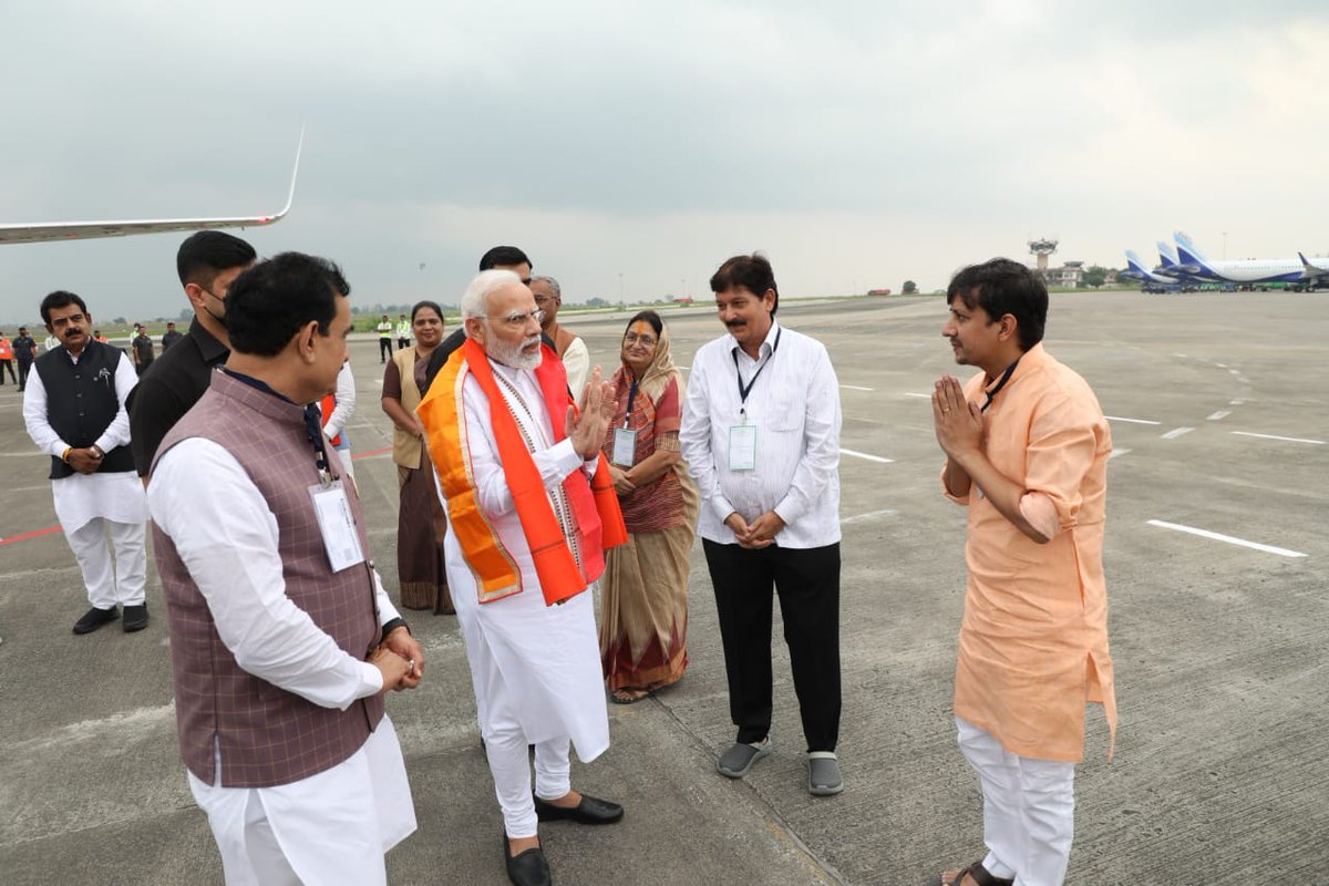 बाबा महाकाल की नगरी उज्जैन में श्री महाकाल लोक के लोकार्पण के लिए प्रदेश की धरा पर पधारे प्रधानमंत्री आदरणीय श्री <a href="/narendramodi/">Narendra Modi</a> जी का इंदौर एयरपोर्ट पर स्वागत किया।
#श्री_महाकाल_लोक