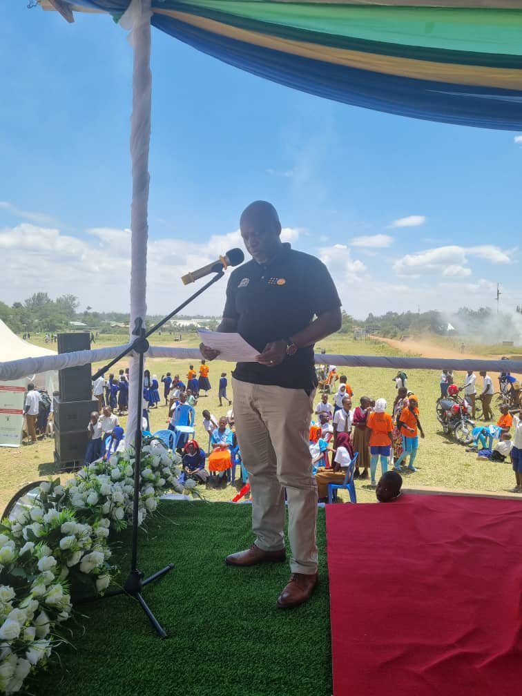 Happening in Mara UNFPA's representative @MajaliwaMarwa Marwa delivering his speech in support of the initiatives towards ending FGM at the climax of the of the Mara Region commemoration of the #IDGC2022 #OurRughtsOurFuture