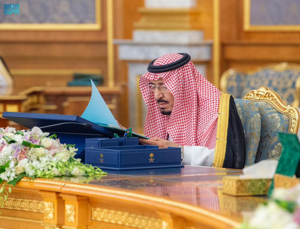 KSAEJ1's tweet photo. #مجلس_الوزراء:

 الموافقة على أن تتحمل الدولة تكاليف الخدمات الإلكترونية -الخاصة بمنصة خدمات التأشيرات الإلكترونية في وزارة الخارجية- التي تحصل نظير إصدار تأشيرة دخول للمملكة لحاملي بطاقة المشجع (هيّا) الخاصة بفعالية كأس العالم قطر 2022م. https://t.co/dWqfrxyEc4