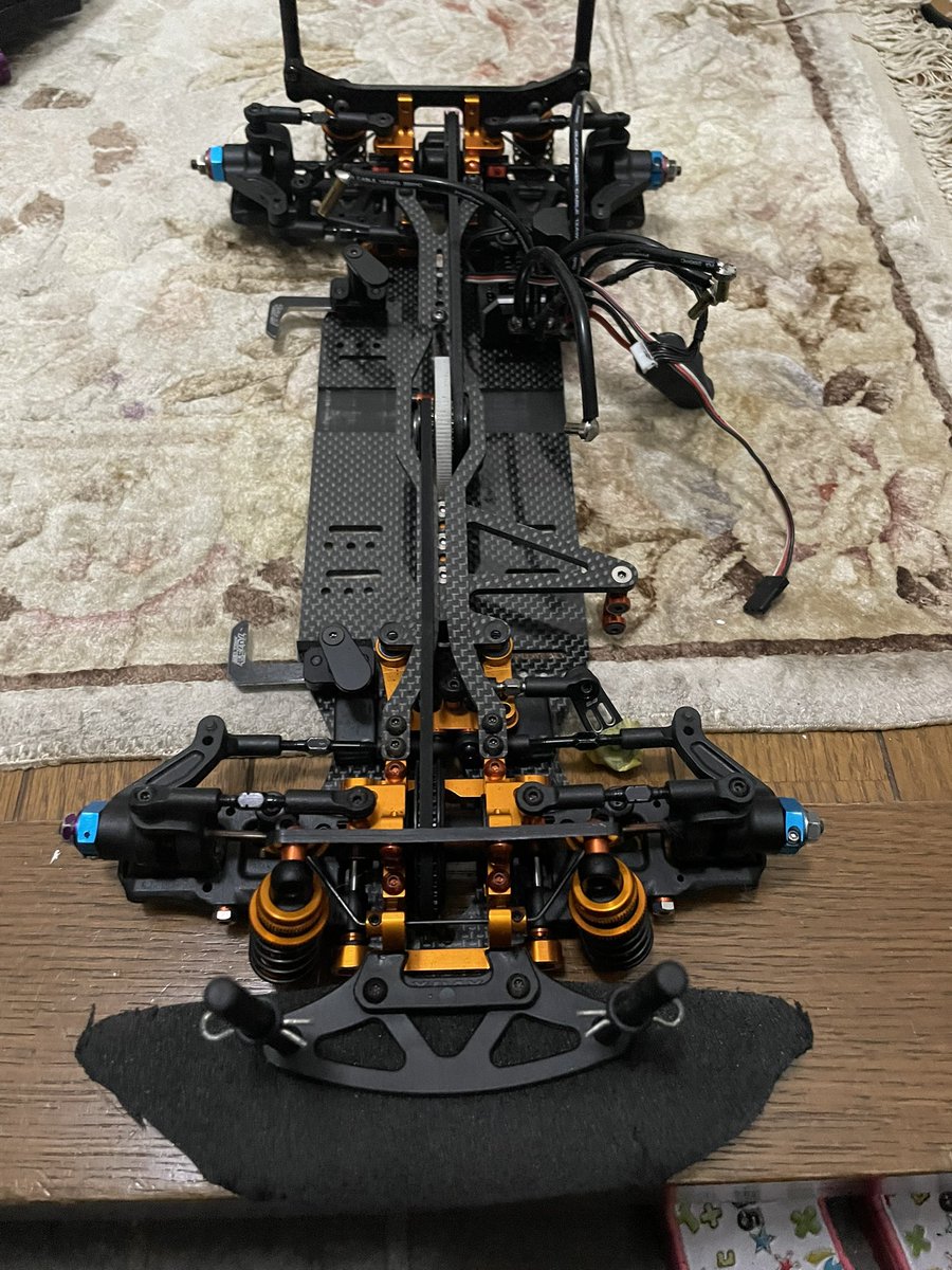 3XCLvs5pEQEdyH3's tweet photo. TC3用のモーター、アンプはOK
あとは、サーボ、受信機
今更ですが、TC3には、今流行りのボンネットの低いボディのりません、
手持ちのこれがギリですね
それと
工具がインチなので荷物が増える😅
最終的には
こちらに積み変えようかと🤔
#GFORCE #TC3 #xray
#シャフト車 #BLC50 https://t.co/X0qGjUBi9k