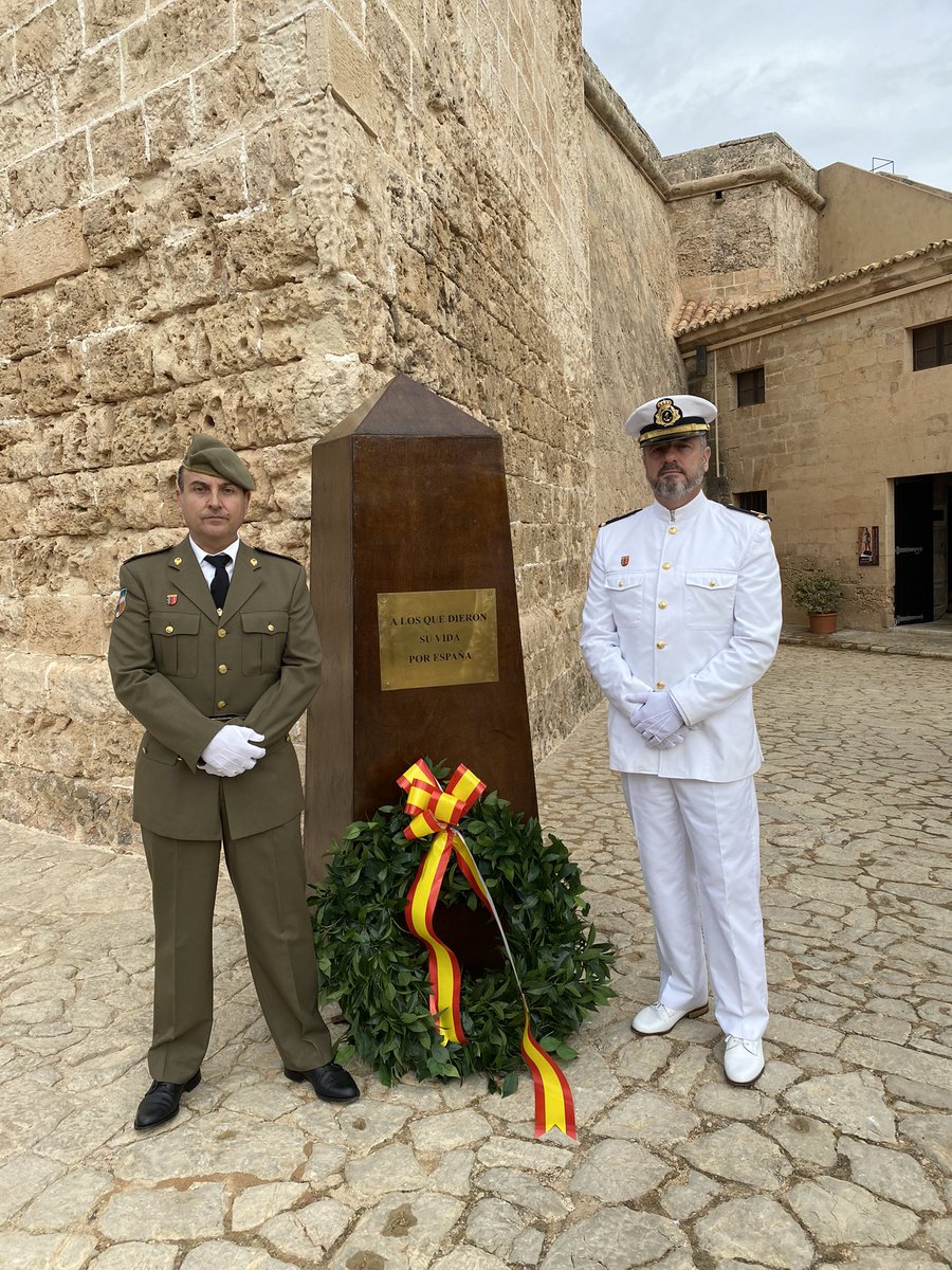 ARIBAL_RV's tweet photo. Representacion de los #ReservistasVoluntarios #ARIBAL hoy en el Castillo de San Carlos del Dique de Poniente del puerto de Palma.

Acto hoy, adelanto por la @COMGEBAL_ET del Día de la Fiesta Nacional

#DFN22 #DiadelaFiestaNacional 
#DíaDeLaHispanidad #12deOctubre
#FuerzasArmadas https://t.co/b3GKgZpNfr