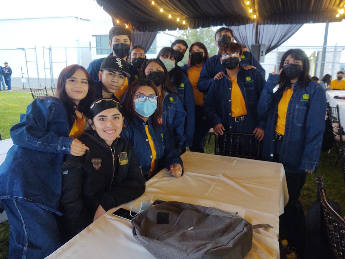 ¡Ni el frío nos detiene! Desde muy temprana hora, personal del plantel La Valencia, Ramos Arizpe y Dirección General acompañaron a nuestros estudiantes a su 2do día del curso de inducción en la Empresa John Deere donde se incorporan como aprendices dentro del #EscalamientoDual