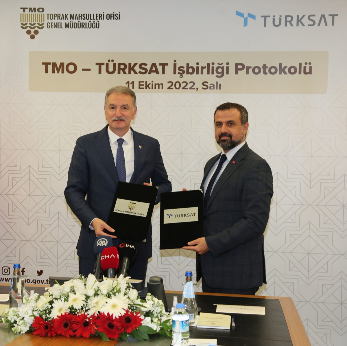 OfisTMO's tweet photo. TMO ile TÜRKSAT arasında İşbirliği Protokolü

TMO faaliyet alanında bulunan ürünlerin ekim alanlarının ölçüm, kontrol ve verim tahmini çalışmalarının uydu görüntüleri aracılığıyla yapılması amacıyla iş birliği protokolü imzalandı. Hayırlı olsun. https://t.co/nu3nCeZn9e