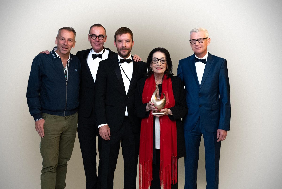 MusikWoche's tweet photo. Nana Mouskouri erhielt Lebenswerk-Henne (Foto: Universal Music) https://t.co/dqt3W1J3eb @UmusicGermany #Electrola #NanaMouskouri https://t.co/lHGd4XMsp1