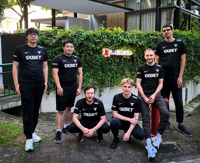A group photo of Tundra's Dota 2 roster including Aui_2000, Sneyking, 33, Skiter, Nine and Saksa (from Right to Left) 