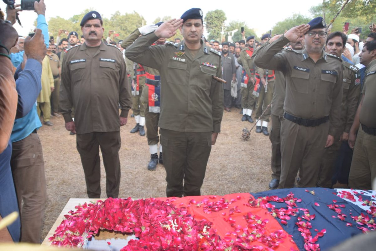 OfficialDPRPP's tweet photo. پاکپتن میں ڈاکوؤں کے ساتھ کراس فائرنگ میں شہید ہونے والے پنجاب پولیس کے سب انسپکٹر سرور اکرم کی نماز جنازہ سرکاری اعزاز کے ساتھ ادا کر دی گئی۔ سرور اکرم شہید نے 2015 میں پولیس سروس جوائن کی، اور ایک کمسن بیٹے کے والد تھے۔
 1/2 https://t.co/YmAm3pim91
