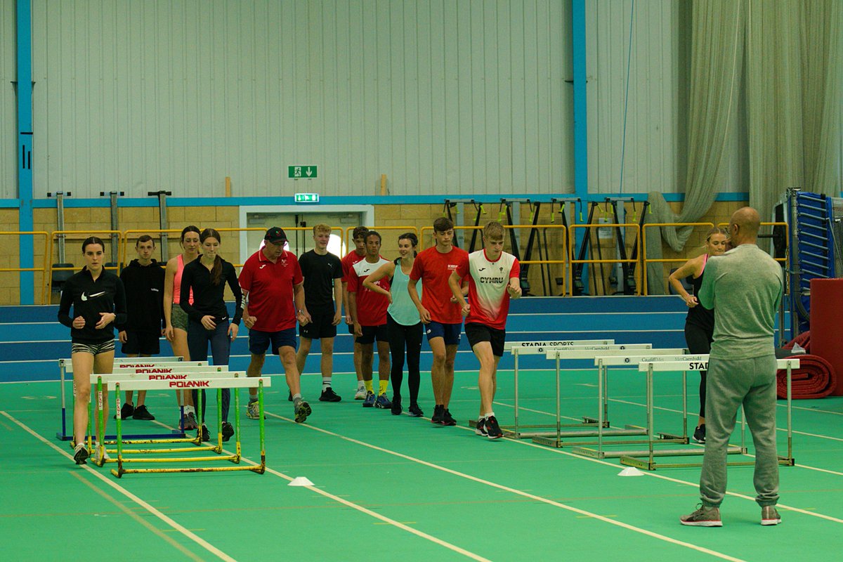 .@ColinJackson made a trip to NIAC at the beginning of the month to host a hurdle workshop 🔥 With over 50 in attendance it was a great opportunity for all to learn from the Olympic silver medallist and double world champion 👏 Find out more ➡️ welshathletics.org/en/blog/post/c…