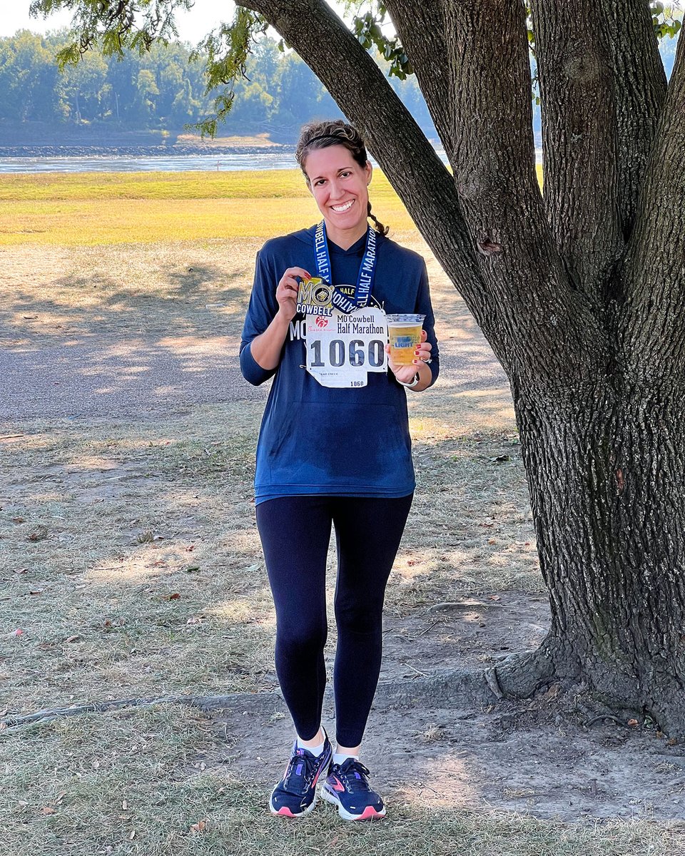 CurlyCraftyMom's tweet photo. Recap Of My 17th Half Marathon - MO' Cowbell 2022: https://t.co/hbdMlN8PcM #curlycraftymom #runnersofinstagram #halfmarathon #half #mocowbell #runstl #halfnumberseventeen #girlswhorun #fallrunner #raceseason https://t.co/YdmFWvDCR5