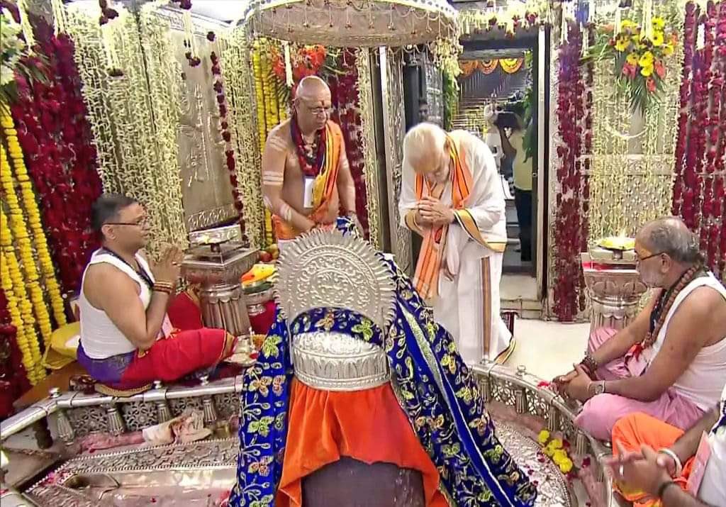 ravikishann's tweet photo. आदरणीय यशस्वी  प्रधानमंत्री श्री @narendramodi जी उज्जैन मे बाबा महाकाल की पूजा अर्चना करते हुए.. #ShriMahakalLok https://t.co/OdGAgmQfcq