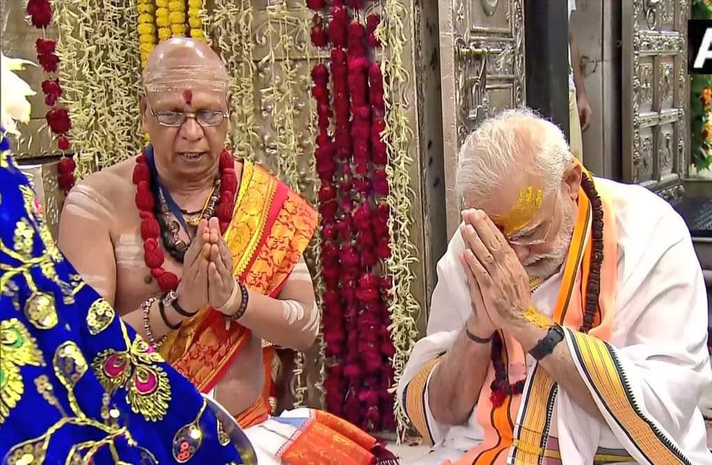 ravikishann's tweet photo. आदरणीय यशस्वी  प्रधानमंत्री श्री @narendramodi जी उज्जैन मे बाबा महाकाल की पूजा अर्चना करते हुए.. #ShriMahakalLok https://t.co/OdGAgmQfcq