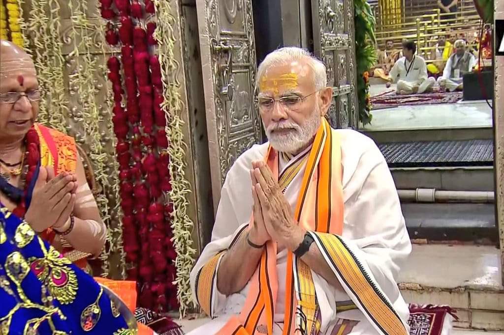 ravikishann's tweet photo. आदरणीय यशस्वी  प्रधानमंत्री श्री @narendramodi जी उज्जैन मे बाबा महाकाल की पूजा अर्चना करते हुए.. #ShriMahakalLok https://t.co/OdGAgmQfcq