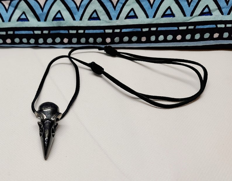 🐦Handcrafted Raven Skull Necklace💀
W/ Adjustable Faux Leather Chain
↓ ↓ ↓
etsy.com/shop/SMABSTRAC…
