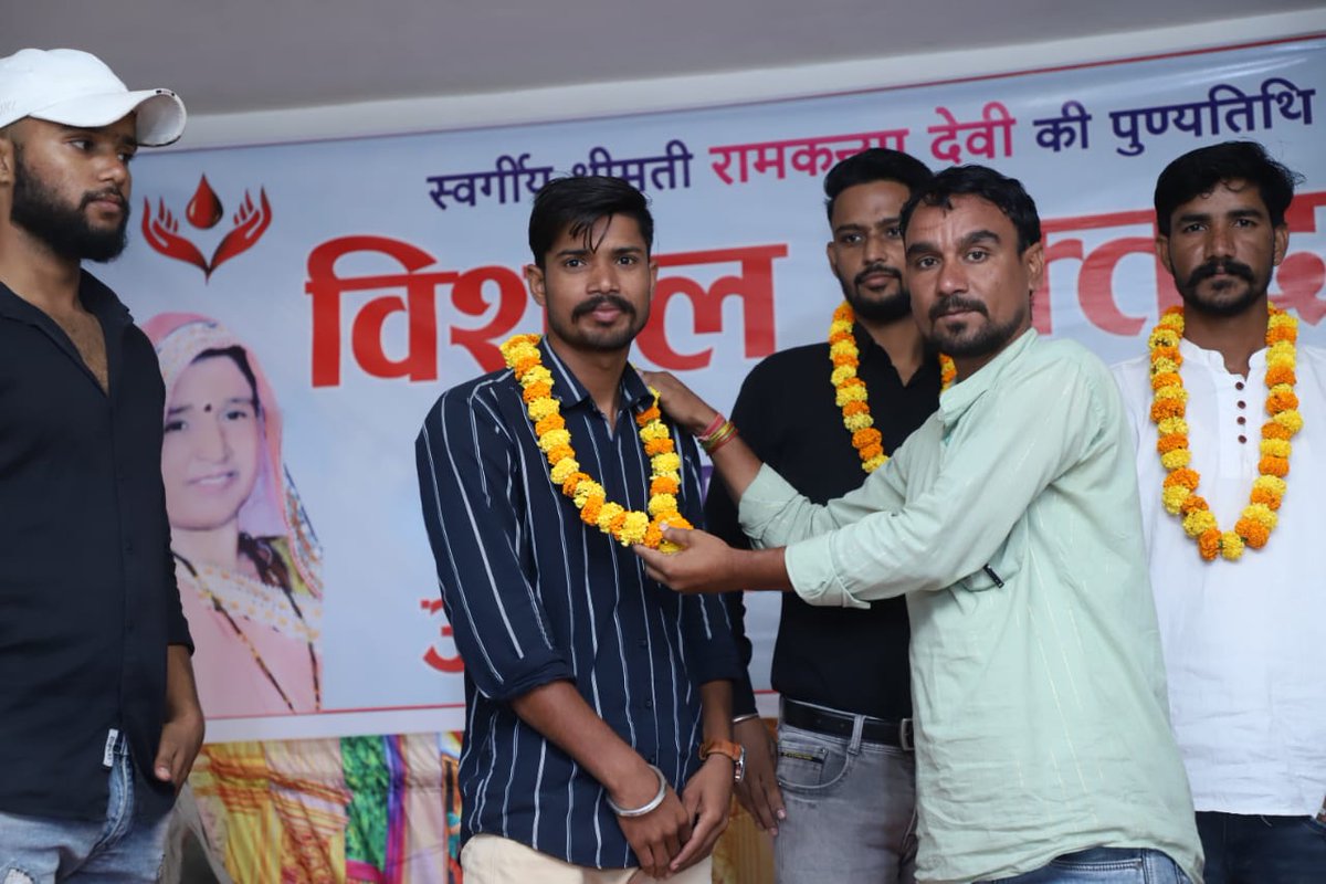 Sonu_Aazad's tweet photo. #जयपुर झोटवाड़ा विधानसभा क्षेत्र सिरसी रोड मीनावाला में RVN फाउंडेशन जिला अध्यक्ष बड़े भाई विनोद कुमार जी की माता जी के पुण्यतिथि पर,

विशाल #रक्तदान शिविर के कार्यक्रम में पहुंचने का अवसर प्राप्त हुआ मान सम्मान के लिए सभी साथियों का बहुत-बहुत आभार धन्यवाद 🙏 https://t.co/nvKhMYh0lG