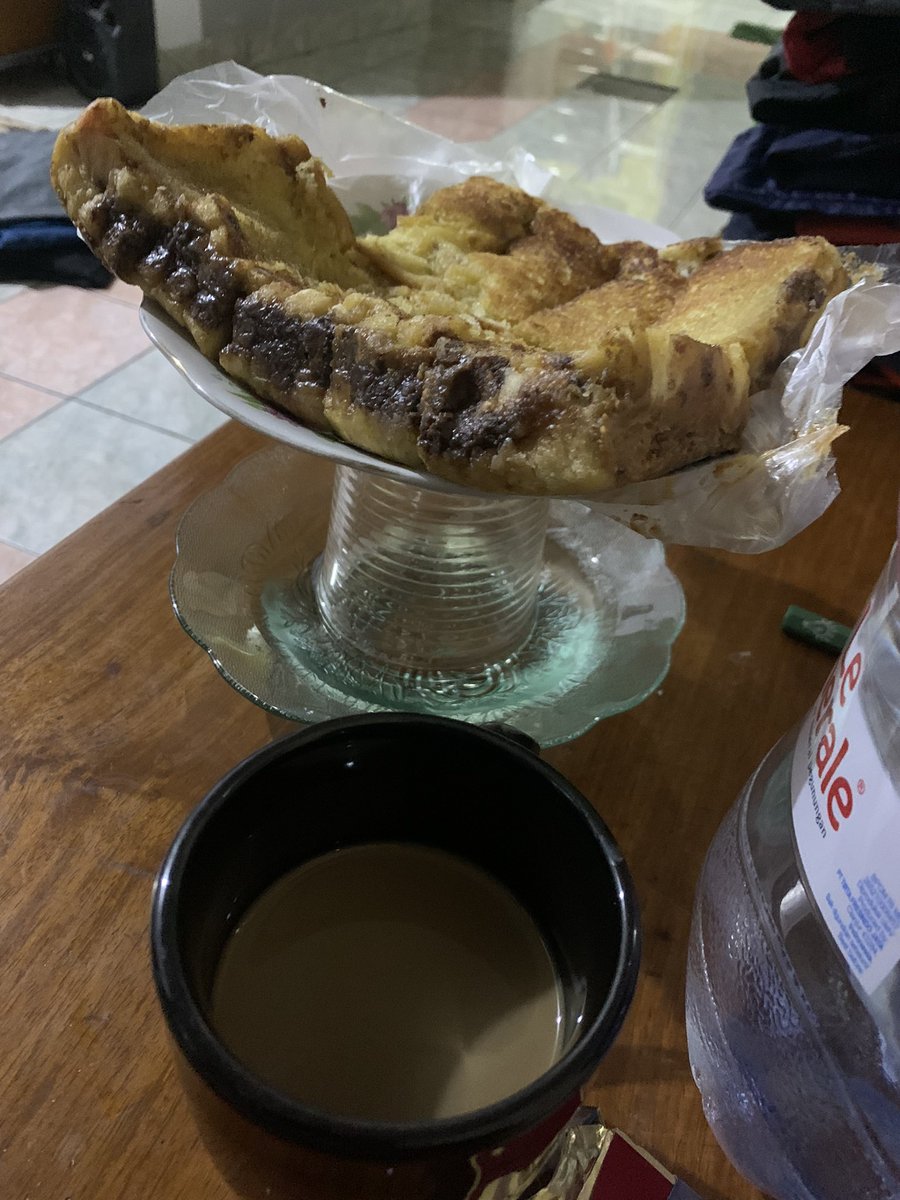 ikioty's tweet photo. Kopi, roti dan setumpuk pekerjaan..
*malam panjang*
Dirumah kalian klo taro kue pada gitu juga ga ? Biar ga disemutin 😄 https://t.co/8fIYBCjQHA
