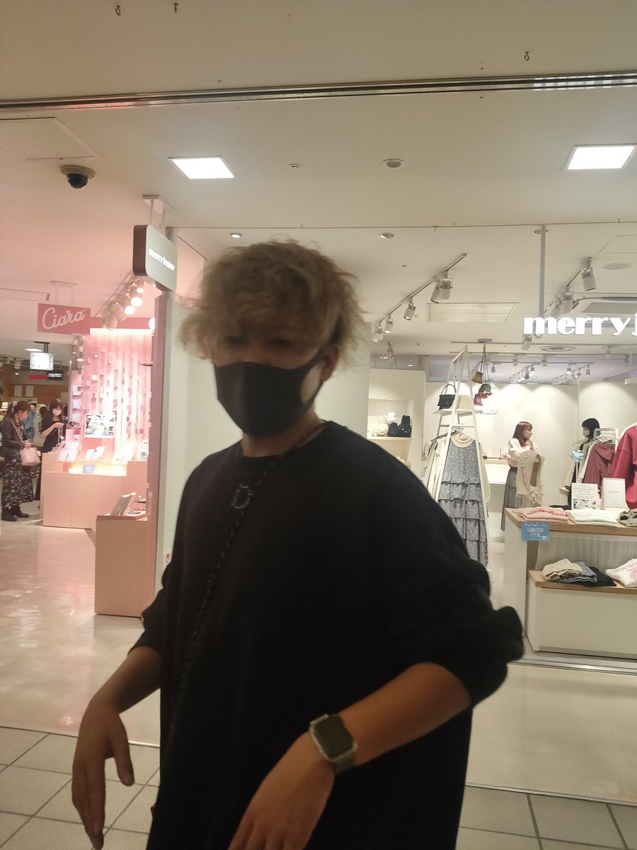 rosebestplayer's tweet photo. #ニートと居候とたかさき
#ポップアップ 
行ってきました！

17:30からラフォーレ5.5階から並んで閉店時間超えて20:30で買えました！
アイテムほぼ売り切れたが南さんに会えたのが最高！
初日はジャンスーさんもいました！
しもちゃん撮れなかったので
明日も行こうかな https://t.co/tymDr1TRbz