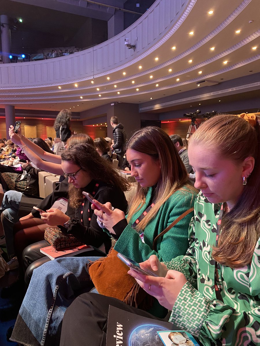 🐝 LES DMBEES EN PLEINE ACTION 🐝

Le <a href="/mbadmb/">mbadmb</a> n’oublie pas de vous partager en direct ces deux jours à la Maison de la Mutualité avec le @hubinstitute ! 
On tapote, on tapote.. Quelle promo 4.0 🤪📲