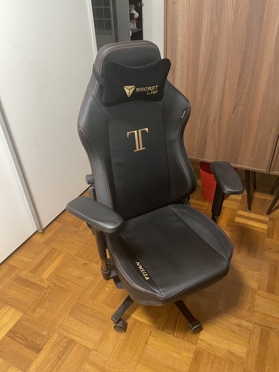 thombearr tweet media