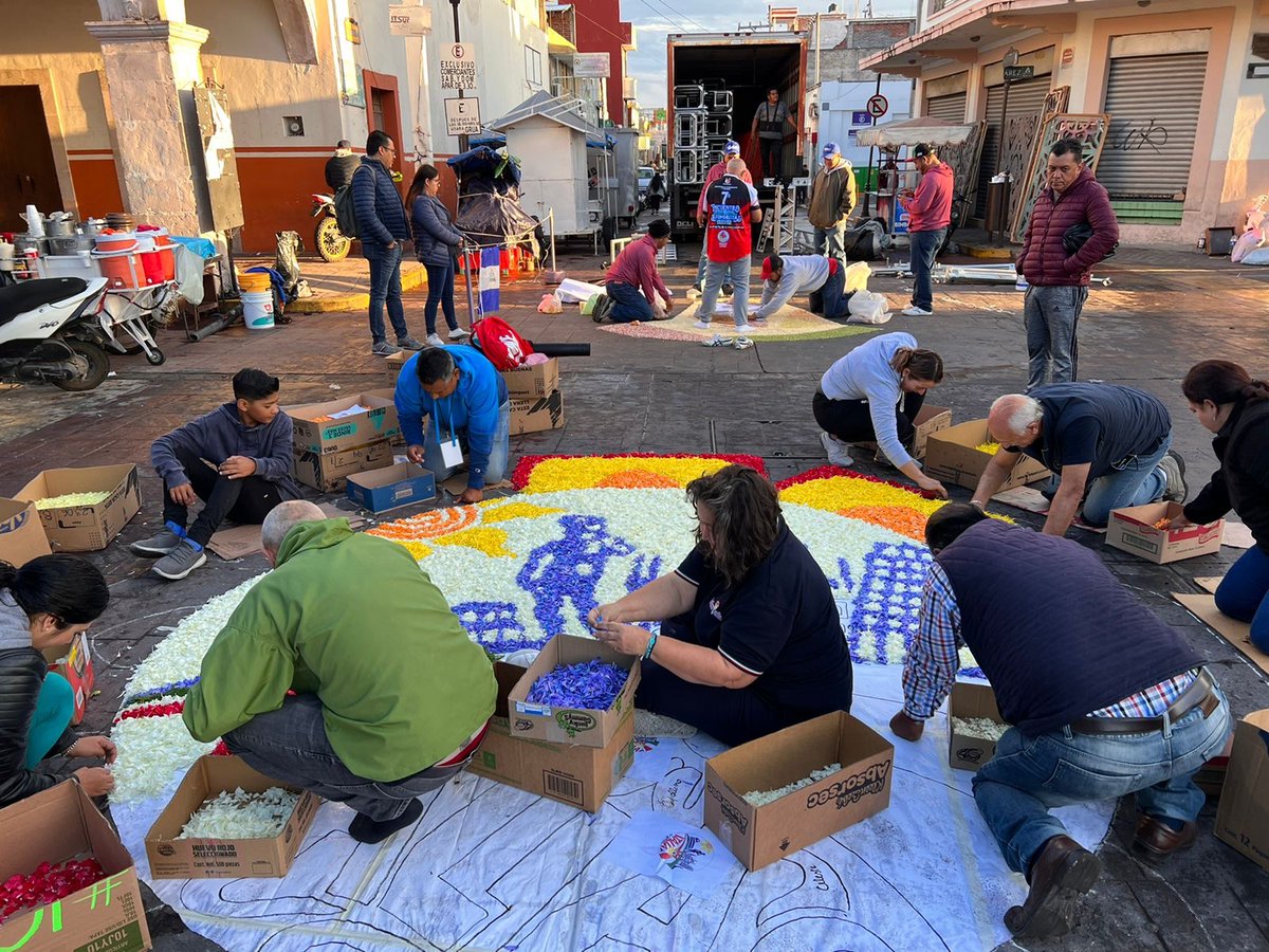 infioratafucecc's tweet photo. quadro realizzato ad #uriangato per il 7 incontro internazionale di alfombristas https://t.co/jsEEADlrK5