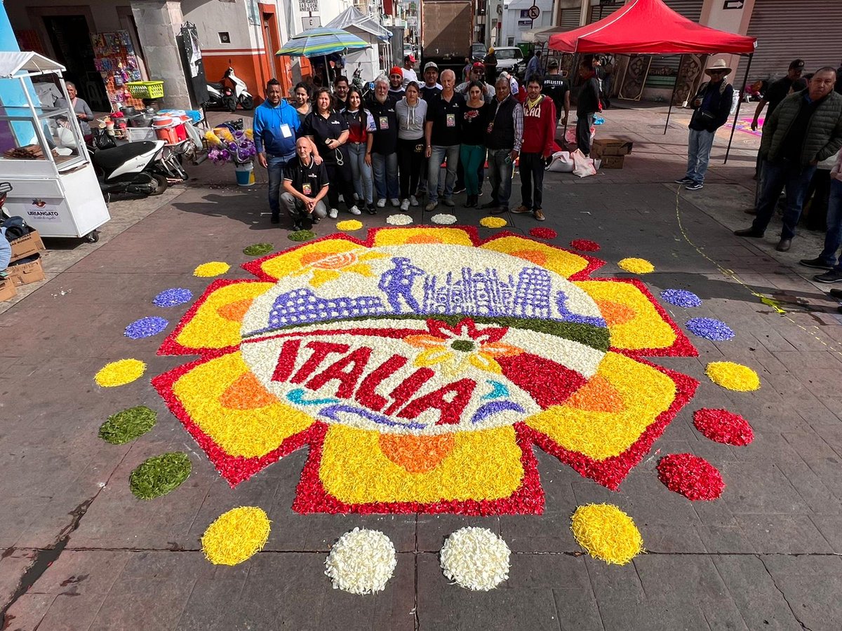 infioratafucecc's tweet photo. quadro realizzato ad #uriangato per il 7 incontro internazionale di alfombristas https://t.co/jsEEADlrK5