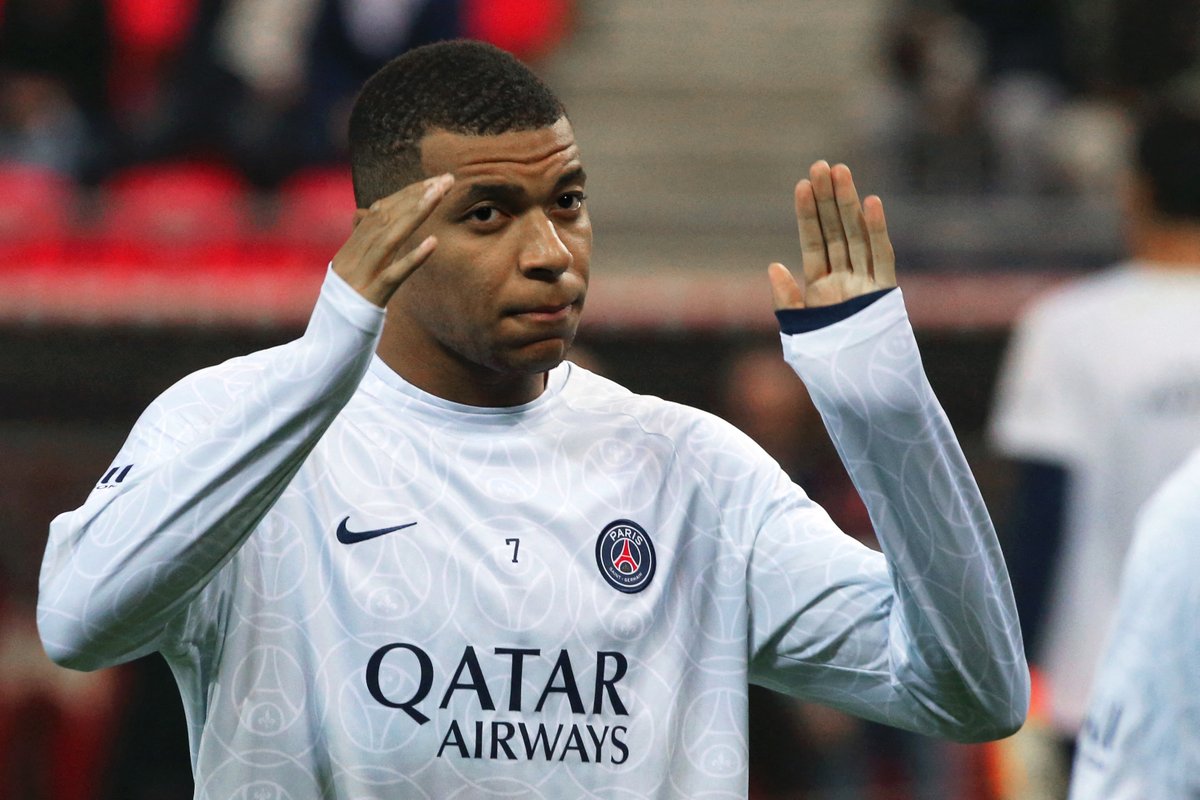 empireofthekop's tweet photo. Kylian Mbappe's relationship with PSG 'is completely broken' and he could leave in January. French outfit will let him go to anyone but Real Madrid 🇪🇸🚫 [@MarioCortegana - @marca]

Liverpool 'could be the only feasible option' 😱 #LFC https://t.co/A1w0qYqrZD