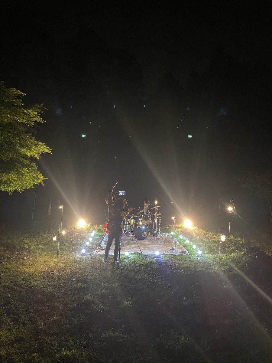 shinatom's tweet photo. SUNs最後のMV "milky way" が公開されました、実は半年くらいあたためておりました！
宇宙みたいなロケーションで最高でした！！

後期SUNs渾身の1曲だと思ってます！！よろしく！！

https://t.co/hcGd9OpfFg https://t.co/NvHGg10zka