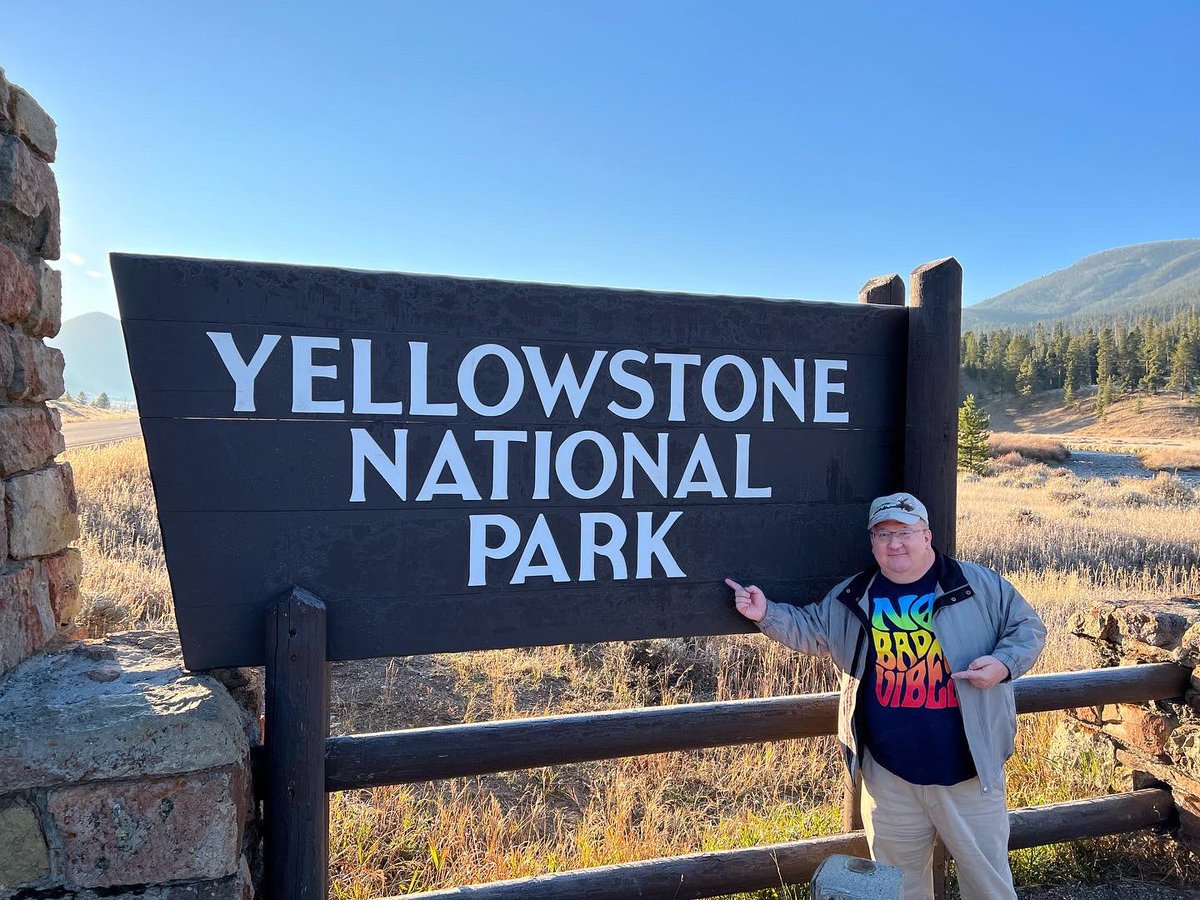 JeffOShields2's tweet photo. Having an AWESOME time at #YellowstoneNationalPark! 🦬 #FallBreak2022 #mroshieldsvacation https://t.co/1u0khdGyCj