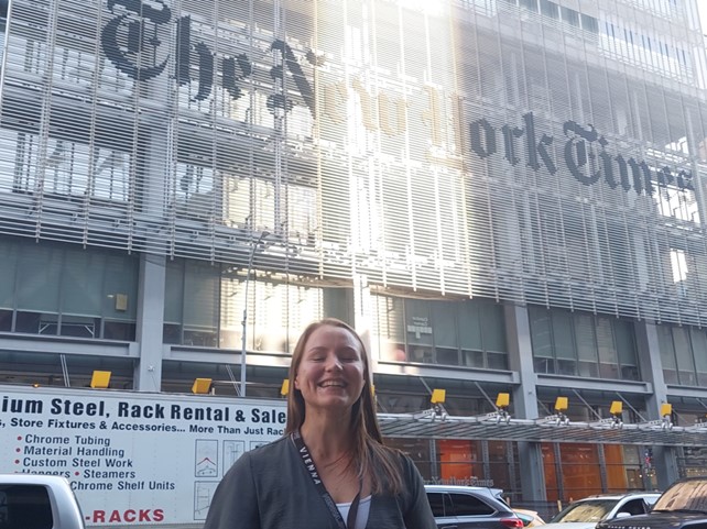 Kun journalisti pääsee vierailulle legendaarisen The New York Timesin toimitukseen, voi olla vaikea pysyä nahoissaan. Säätiön stipendiaatti Vilma Aholuoto kertoo New Yorkin -matkakokemuksistaan Stipendiblogissa. stipendiblogi.fi/kaikki-tiet-jo…